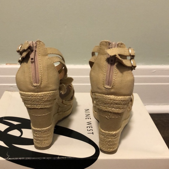 Nine West floral design wedges - Picture 8 of 9